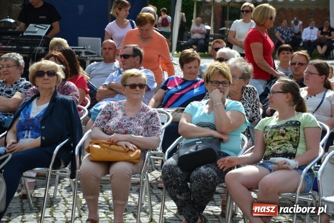 Zdjęcie w galerii na portalu naszraciborz.pl: Obchody Dnia Matki i Ojca oraz taneczne podsumowanie roku szkolnego w MDK  wiadomości z regionu
