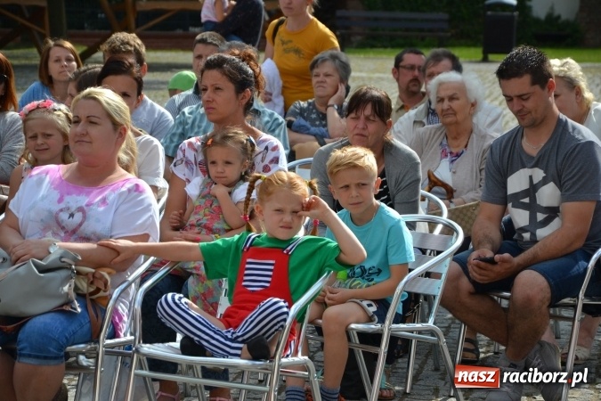 Zdjęcie w galerii na portalu naszraciborz.pl: Obchody Dnia Matki i Ojca oraz taneczne podsumowanie roku szkolnego w MDK  wiadomości z regionu