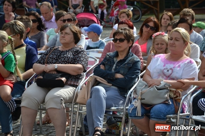 Zdjęcie w galerii na portalu naszraciborz.pl: Obchody Dnia Matki i Ojca oraz taneczne podsumowanie roku szkolnego w MDK  wiadomości z regionu