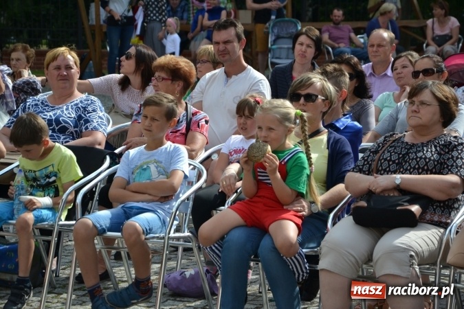 Zdjęcie w galerii na portalu naszraciborz.pl: Obchody Dnia Matki i Ojca oraz taneczne podsumowanie roku szkolnego w MDK  wiadomości z regionu