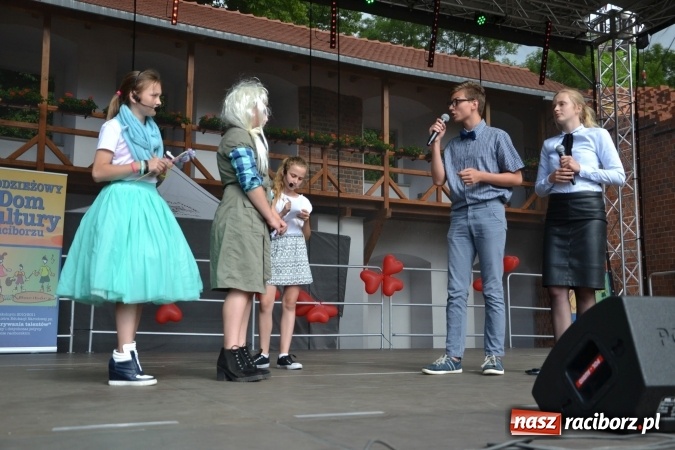 Zdjęcie w galerii na portalu naszraciborz.pl: Obchody Dnia Matki i Ojca oraz taneczne podsumowanie roku szkolnego w MDK  wiadomości z regionu