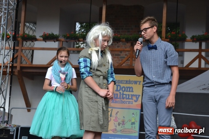 Zdjęcie w galerii na portalu naszraciborz.pl: Obchody Dnia Matki i Ojca oraz taneczne podsumowanie roku szkolnego w MDK  wiadomości z regionu