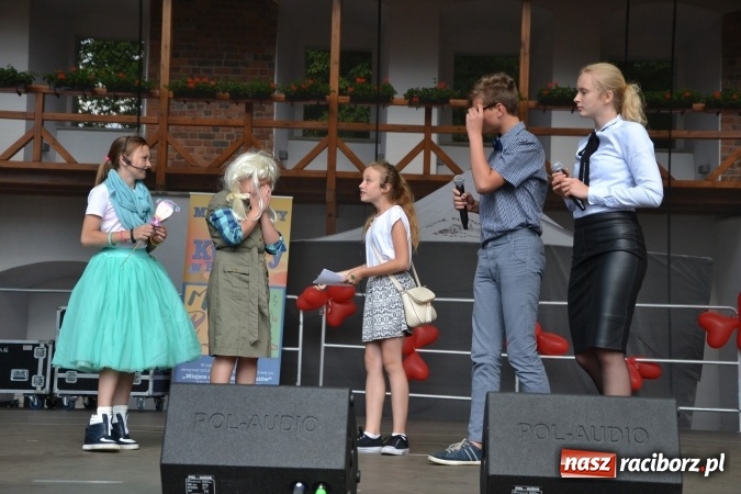 Zdjęcie w galerii na portalu naszraciborz.pl: Obchody Dnia Matki i Ojca oraz taneczne podsumowanie roku szkolnego w MDK  wiadomości z regionu