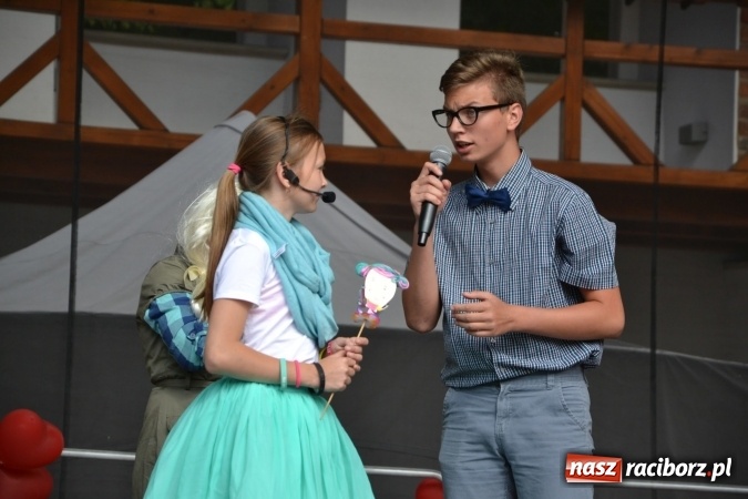 Zdjęcie w galerii na portalu naszraciborz.pl: Obchody Dnia Matki i Ojca oraz taneczne podsumowanie roku szkolnego w MDK  wiadomości z regionu