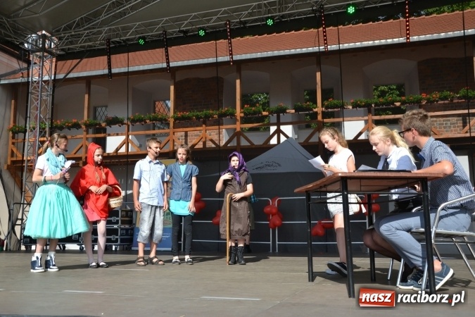 Zdjęcie w galerii na portalu naszraciborz.pl: Obchody Dnia Matki i Ojca oraz taneczne podsumowanie roku szkolnego w MDK  wiadomości z regionu