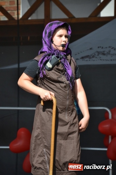 Zdjęcie w galerii na portalu naszraciborz.pl: Obchody Dnia Matki i Ojca oraz taneczne podsumowanie roku szkolnego w MDK  wiadomości z regionu