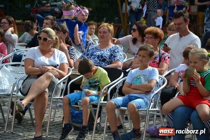Zdjęcie w galerii na portalu naszraciborz.pl: Obchody Dnia Matki i Ojca oraz taneczne podsumowanie roku szkolnego w MDK  wiadomości z regionu
