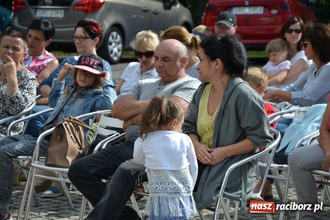 Zdjęcie w galerii na portalu naszraciborz.pl: Obchody Dnia Matki i Ojca oraz taneczne podsumowanie roku szkolnego w MDK  wiadomości z regionu