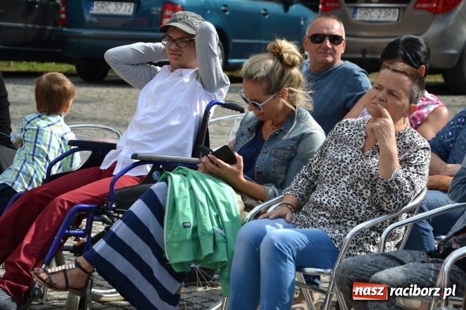 Zdjęcie w galerii na portalu naszraciborz.pl: Obchody Dnia Matki i Ojca oraz taneczne podsumowanie roku szkolnego w MDK  wiadomości z regionu