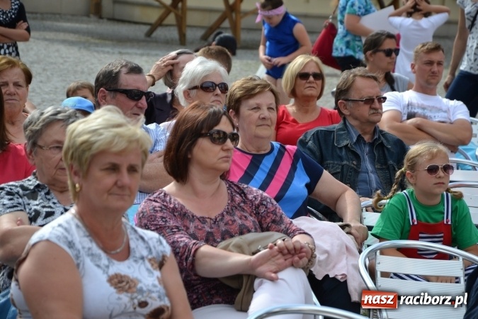 Zdjęcie w galerii na portalu naszraciborz.pl: Obchody Dnia Matki i Ojca oraz taneczne podsumowanie roku szkolnego w MDK  wiadomości z regionu