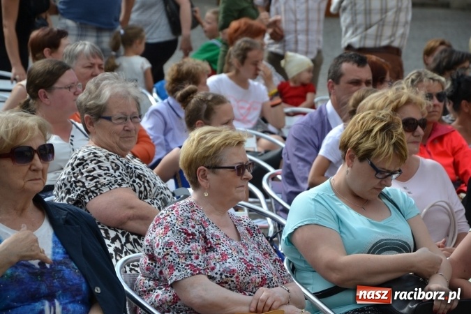 Zdjęcie w galerii na portalu naszraciborz.pl: Obchody Dnia Matki i Ojca oraz taneczne podsumowanie roku szkolnego w MDK  wiadomości z regionu
