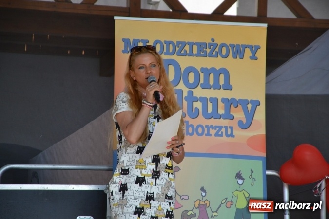 Zdjęcie w galerii na portalu naszraciborz.pl: Obchody Dnia Matki i Ojca oraz taneczne podsumowanie roku szkolnego w MDK  wiadomości z regionu