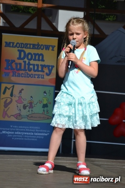 Zdjęcie w galerii na portalu naszraciborz.pl: Obchody Dnia Matki i Ojca oraz taneczne podsumowanie roku szkolnego w MDK  wiadomości z regionu