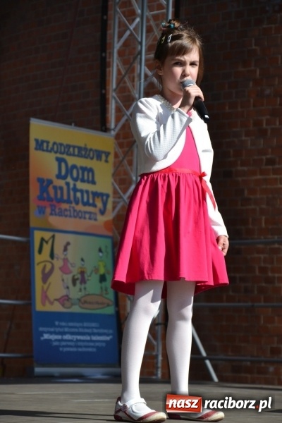 Zdjęcie w galerii na portalu naszraciborz.pl: Obchody Dnia Matki i Ojca oraz taneczne podsumowanie roku szkolnego w MDK  wiadomości z regionu