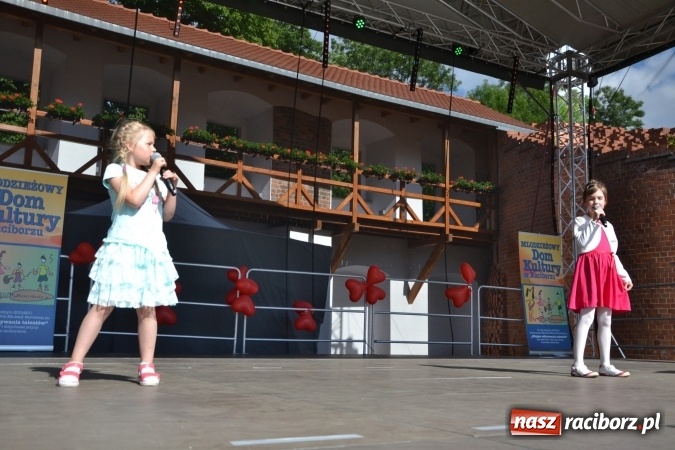 Zdjęcie w galerii na portalu naszraciborz.pl: Obchody Dnia Matki i Ojca oraz taneczne podsumowanie roku szkolnego w MDK  wiadomości z regionu
