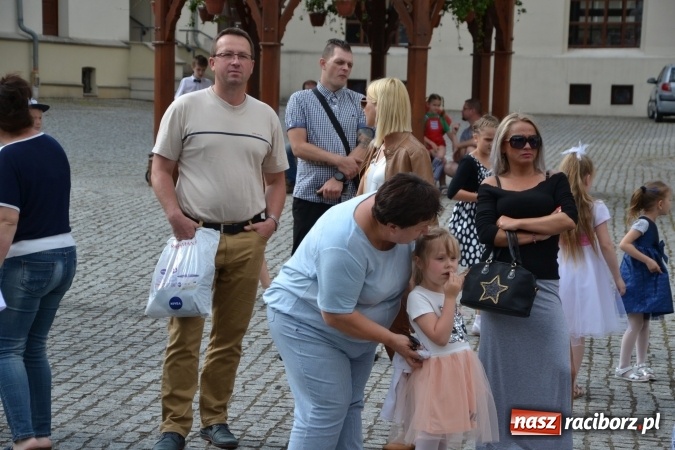 Zdjęcie w galerii na portalu naszraciborz.pl: Obchody Dnia Matki i Ojca oraz taneczne podsumowanie roku szkolnego w MDK  wiadomości z regionu