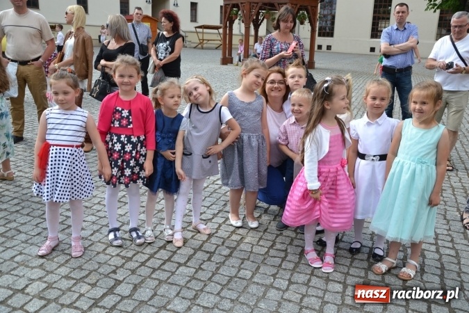 Zdjęcie w galerii na portalu naszraciborz.pl: Obchody Dnia Matki i Ojca oraz taneczne podsumowanie roku szkolnego w MDK  wiadomości z regionu