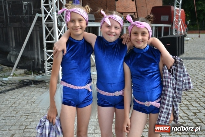 Zdjęcie w galerii na portalu naszraciborz.pl: Obchody Dnia Matki i Ojca oraz taneczne podsumowanie roku szkolnego w MDK  wiadomości z regionu