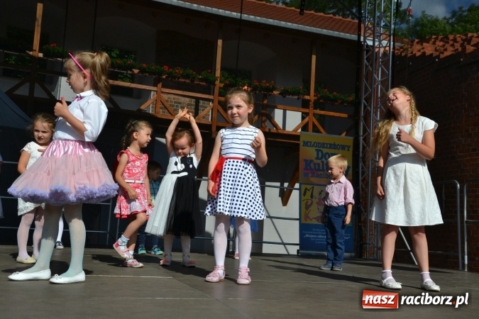 Zdjęcie w galerii na portalu naszraciborz.pl: Obchody Dnia Matki i Ojca oraz taneczne podsumowanie roku szkolnego w MDK  wiadomości z regionu