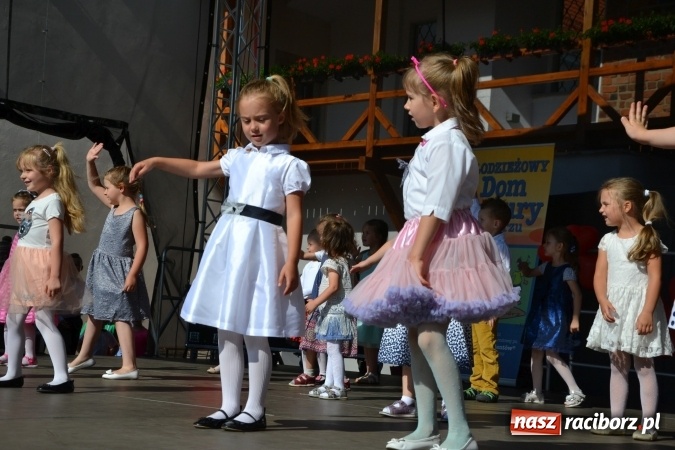 Zdjęcie w galerii na portalu naszraciborz.pl: Obchody Dnia Matki i Ojca oraz taneczne podsumowanie roku szkolnego w MDK  wiadomości z regionu