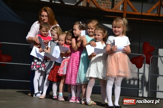 Zdjęcie w galerii na portalu naszraciborz.pl: Obchody Dnia Matki i Ojca oraz taneczne podsumowanie roku szkolnego w MDK  wiadomości z regionu