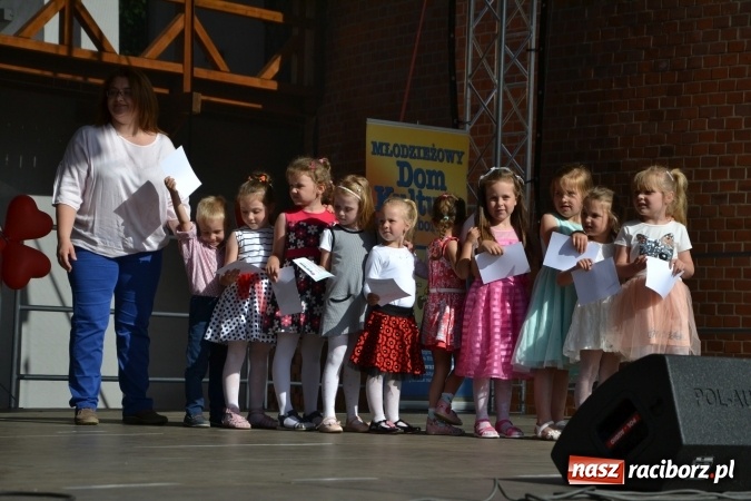 Zdjęcie w galerii na portalu naszraciborz.pl: Obchody Dnia Matki i Ojca oraz taneczne podsumowanie roku szkolnego w MDK  wiadomości z regionu