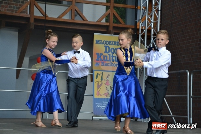 Zdjęcie w galerii na portalu naszraciborz.pl: Obchody Dnia Matki i Ojca oraz taneczne podsumowanie roku szkolnego w MDK  wiadomości z regionu