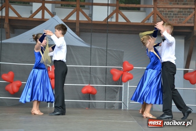 Zdjęcie w galerii na portalu naszraciborz.pl: Obchody Dnia Matki i Ojca oraz taneczne podsumowanie roku szkolnego w MDK  wiadomości z regionu
