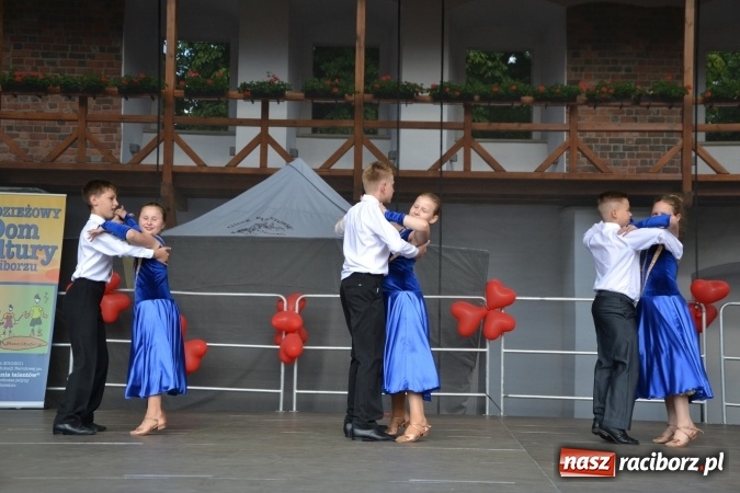 Zdjęcie w galerii na portalu naszraciborz.pl: Obchody Dnia Matki i Ojca oraz taneczne podsumowanie roku szkolnego w MDK  wiadomości z regionu