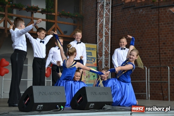 Zdjęcie w galerii na portalu naszraciborz.pl: Obchody Dnia Matki i Ojca oraz taneczne podsumowanie roku szkolnego w MDK  wiadomości z regionu