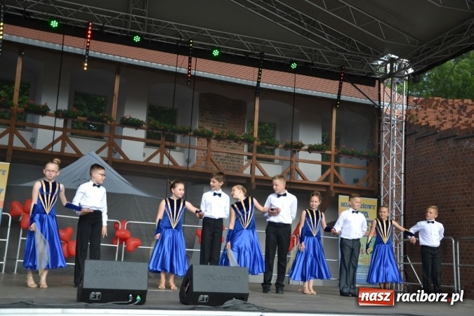 Zdjęcie w galerii na portalu naszraciborz.pl: Obchody Dnia Matki i Ojca oraz taneczne podsumowanie roku szkolnego w MDK  wiadomości z regionu