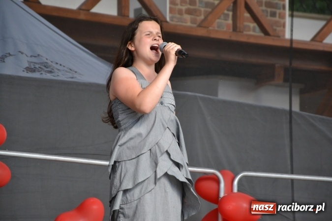 Zdjęcie w galerii na portalu naszraciborz.pl: Obchody Dnia Matki i Ojca oraz taneczne podsumowanie roku szkolnego w MDK  wiadomości z regionu