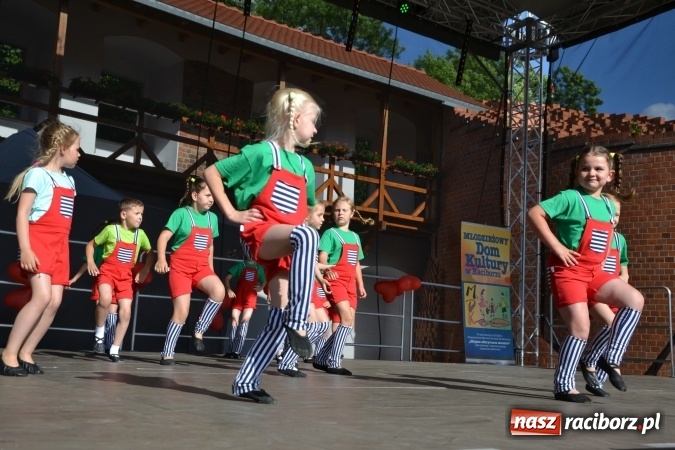 Zdjęcie w galerii na portalu naszraciborz.pl: Obchody Dnia Matki i Ojca oraz taneczne podsumowanie roku szkolnego w MDK  wiadomości z regionu