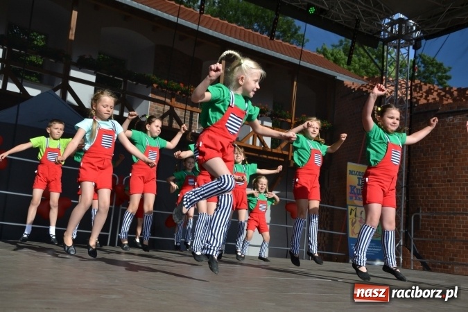 Zdjęcie w galerii na portalu naszraciborz.pl: Obchody Dnia Matki i Ojca oraz taneczne podsumowanie roku szkolnego w MDK  wiadomości z regionu