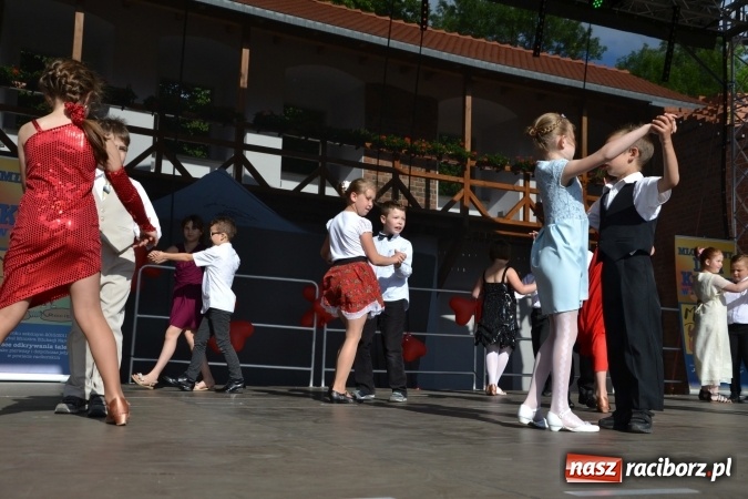 Zdjęcie w galerii na portalu naszraciborz.pl: Obchody Dnia Matki i Ojca oraz taneczne podsumowanie roku szkolnego w MDK  wiadomości z regionu