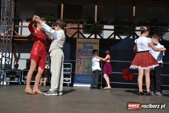 Zdjęcie w galerii na portalu naszraciborz.pl: Obchody Dnia Matki i Ojca oraz taneczne podsumowanie roku szkolnego w MDK  wiadomości z regionu