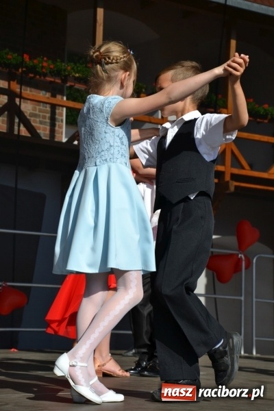 Zdjęcie w galerii na portalu naszraciborz.pl: Obchody Dnia Matki i Ojca oraz taneczne podsumowanie roku szkolnego w MDK  wiadomości z regionu