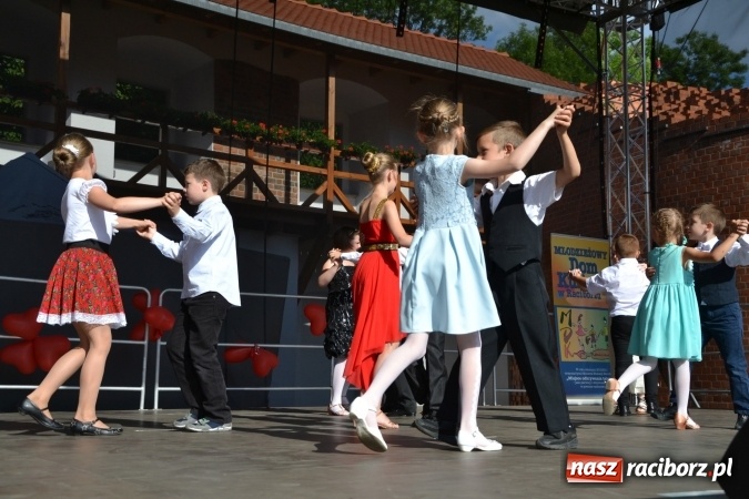 Zdjęcie w galerii na portalu naszraciborz.pl: Obchody Dnia Matki i Ojca oraz taneczne podsumowanie roku szkolnego w MDK  wiadomości z regionu