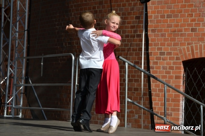 Zdjęcie w galerii na portalu naszraciborz.pl: Obchody Dnia Matki i Ojca oraz taneczne podsumowanie roku szkolnego w MDK  wiadomości z regionu