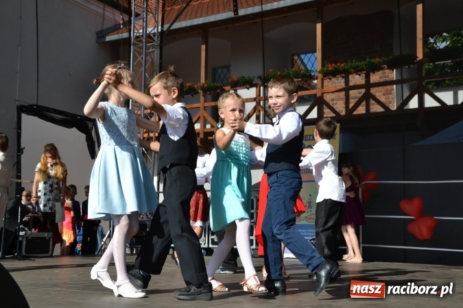 Zdjęcie w galerii na portalu naszraciborz.pl: Obchody Dnia Matki i Ojca oraz taneczne podsumowanie roku szkolnego w MDK  wiadomości z regionu