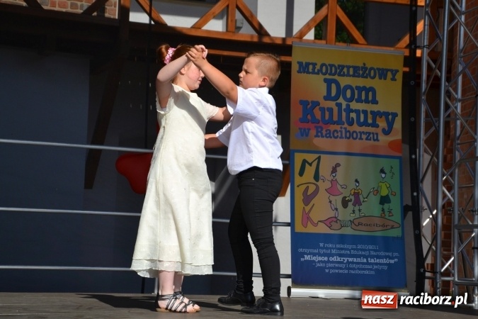 Zdjęcie w galerii na portalu naszraciborz.pl: Obchody Dnia Matki i Ojca oraz taneczne podsumowanie roku szkolnego w MDK  wiadomości z regionu