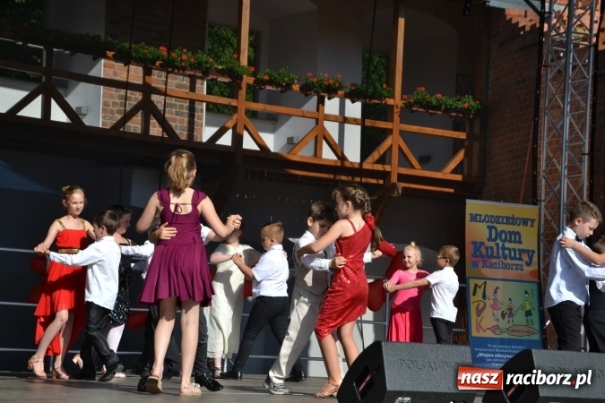 Zdjęcie w galerii na portalu naszraciborz.pl: Obchody Dnia Matki i Ojca oraz taneczne podsumowanie roku szkolnego w MDK  wiadomości z regionu