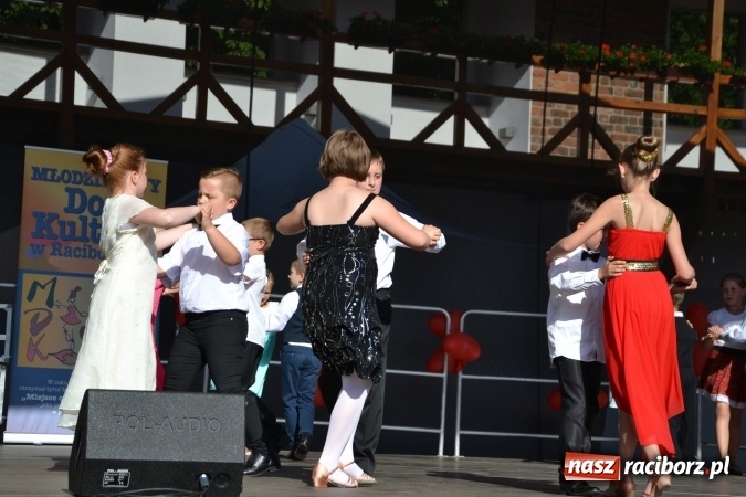 Zdjęcie w galerii na portalu naszraciborz.pl: Obchody Dnia Matki i Ojca oraz taneczne podsumowanie roku szkolnego w MDK  wiadomości z regionu