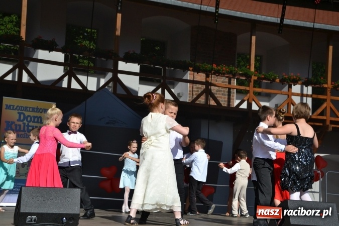 Zdjęcie w galerii na portalu naszraciborz.pl: Obchody Dnia Matki i Ojca oraz taneczne podsumowanie roku szkolnego w MDK  wiadomości z regionu