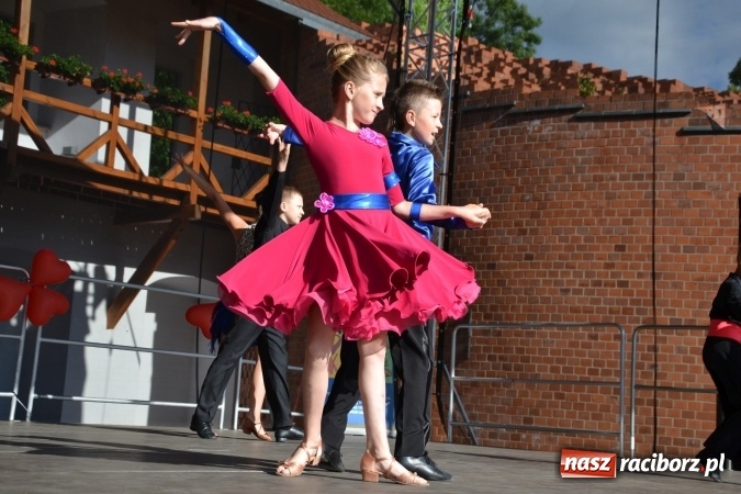 Zdjęcie w galerii na portalu naszraciborz.pl: Obchody Dnia Matki i Ojca oraz taneczne podsumowanie roku szkolnego w MDK  wiadomości z regionu