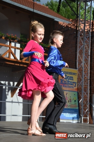 Zdjęcie w galerii na portalu naszraciborz.pl: Obchody Dnia Matki i Ojca oraz taneczne podsumowanie roku szkolnego w MDK  wiadomości z regionu