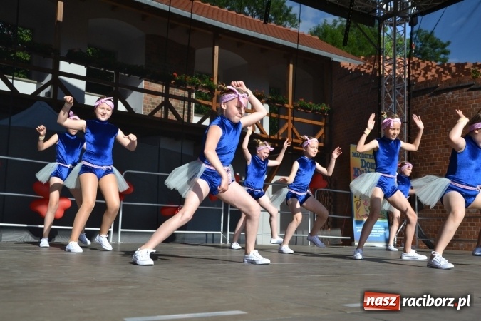 Zdjęcie w galerii na portalu naszraciborz.pl: Obchody Dnia Matki i Ojca oraz taneczne podsumowanie roku szkolnego w MDK  wiadomości z regionu