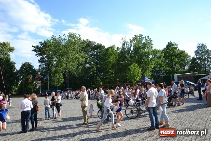 Zdjęcie w galerii na portalu naszraciborz.pl: Obchody Dnia Matki i Ojca oraz taneczne podsumowanie roku szkolnego w MDK  wiadomości z regionu