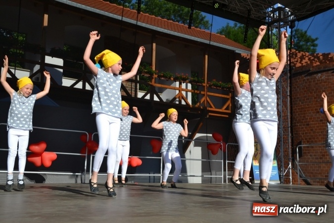 Zdjęcie w galerii na portalu naszraciborz.pl: Obchody Dnia Matki i Ojca oraz taneczne podsumowanie roku szkolnego w MDK  wiadomości z regionu