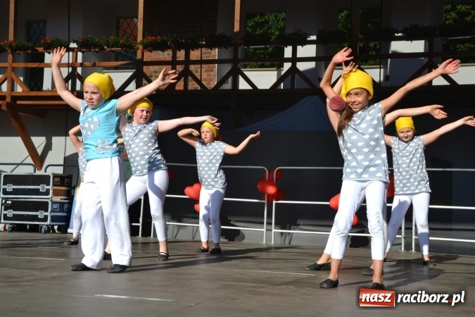 Zdjęcie w galerii na portalu naszraciborz.pl: Obchody Dnia Matki i Ojca oraz taneczne podsumowanie roku szkolnego w MDK  wiadomości z regionu